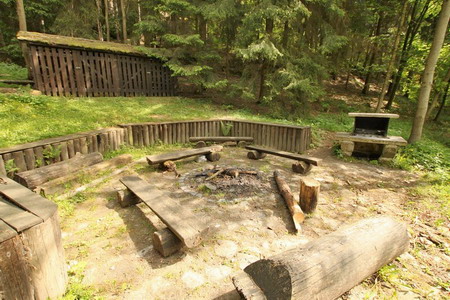 Ubytování - Kokořínsko - Penzion v Kokořínské Dole - ohniště s dřevníkem